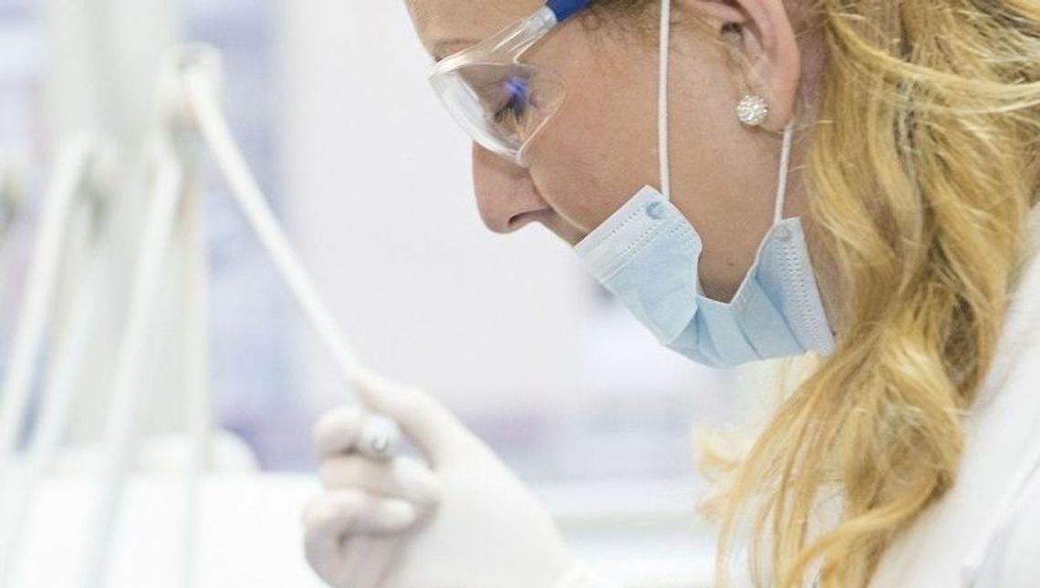 Naukowcy: Noszenie masek kluczowe dla powstrzymania epidemii COVID-19