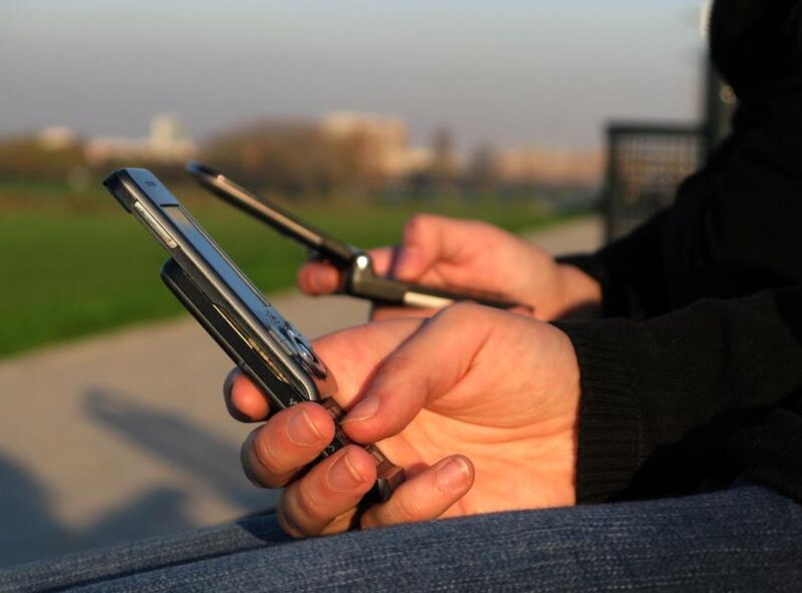 Naukowcy udowadniają: SMSy i Facebook ogłupiają