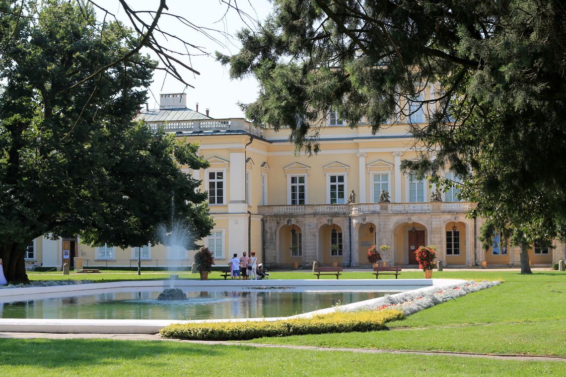 Naukowe pokazy przed pałacem w Puławach. "Bakterie na trawie" Naukowe pokazy przed pałacem w Puławach. "Bakterie na trawie"