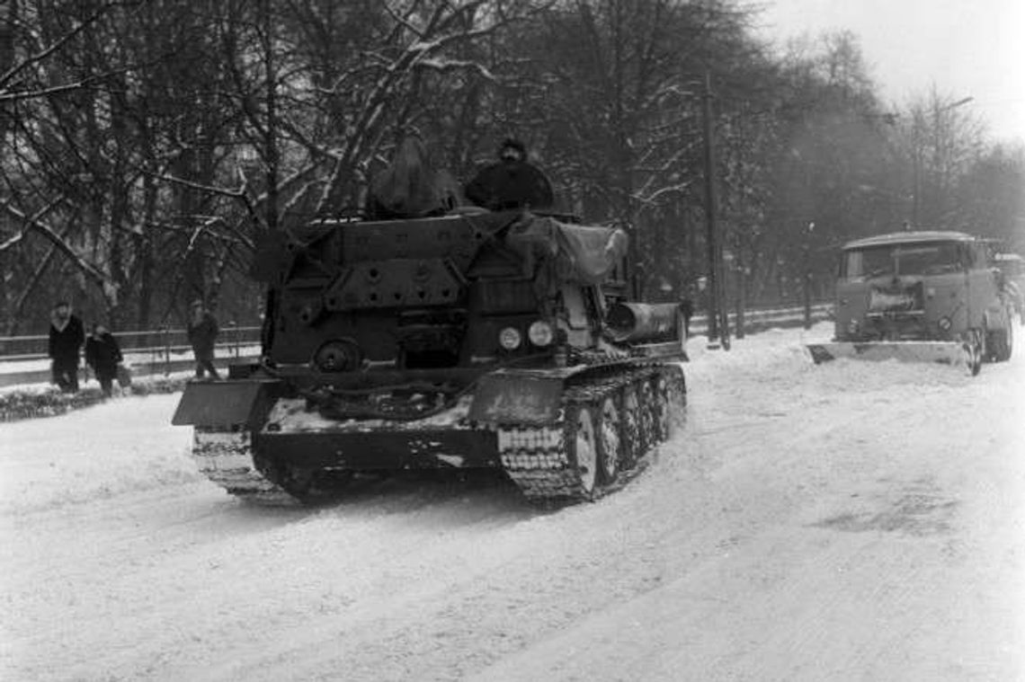 Nawet czołgi wyjechały na ulice. Taka ostra była wtedy zima w Lublinie (zdjęcia)