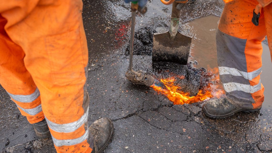"Nawet czołgiem strach jechać". W Lublinie trwa zimowe łatanie dróg