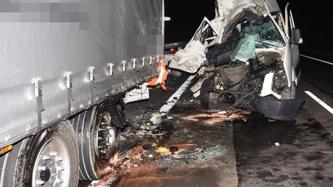 Nawet nie hamował, wbił się w naczepę tira. Trzy kobiety zostały ciężko ranne