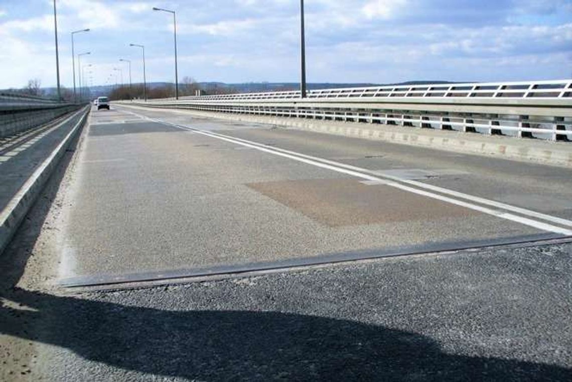 Nawierzchnia drogi na moście w Annopolu to bubel. Będzie naprawa Nawierzchnia drogi na moście w Annopolu to bubel. Będzie naprawa