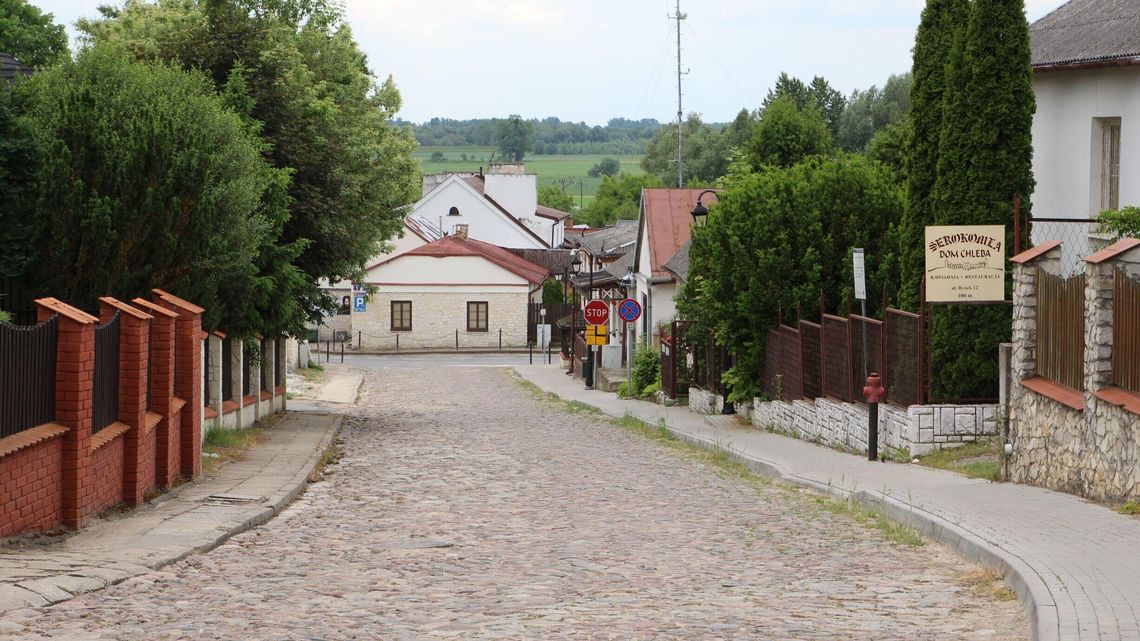 Nawierzchnia z kocimi łbami na razie zostaje. Janowiec zamawia inne prace