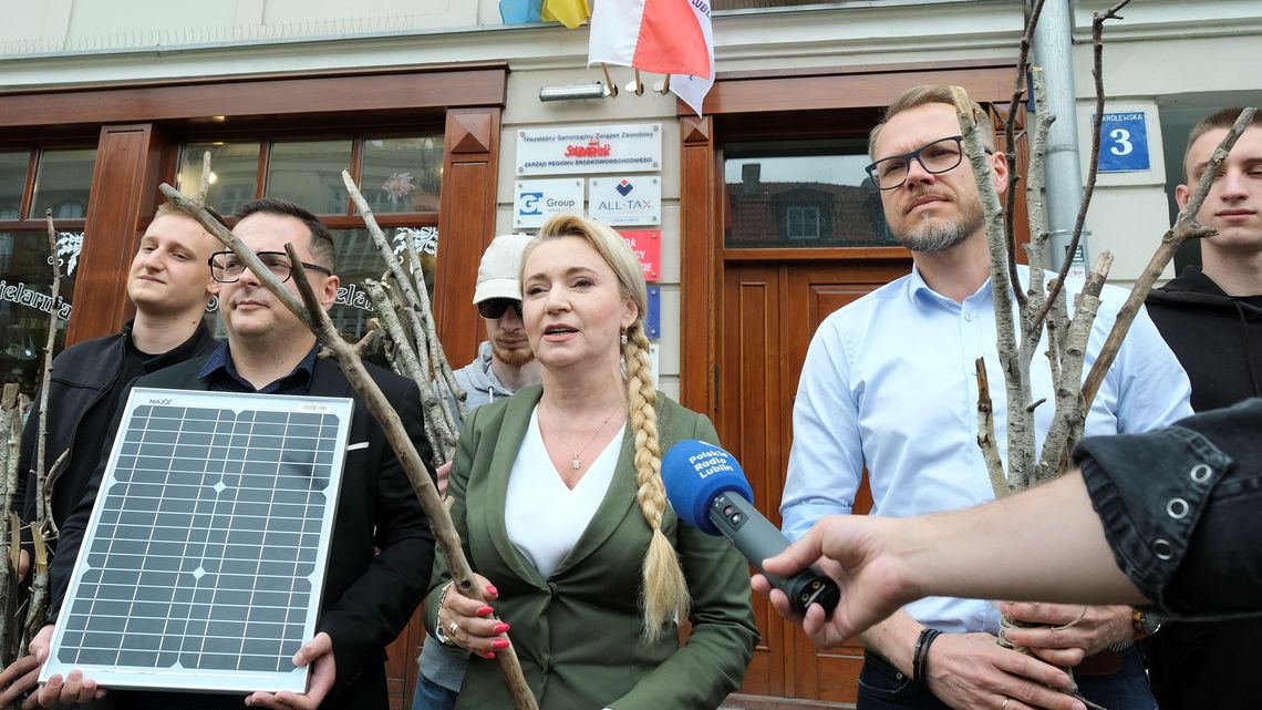 Nazbierali chrustu i przynieśli politykom PiS Nazbierali chrustu i przynieśli politykom PiS