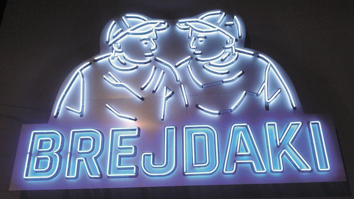 Neony w Lublinie. Na budynku wisi tylko jeden. Reszta w magazynie Neony w Lublinie. Na budynku wisi tylko jeden. Reszta w magazynie