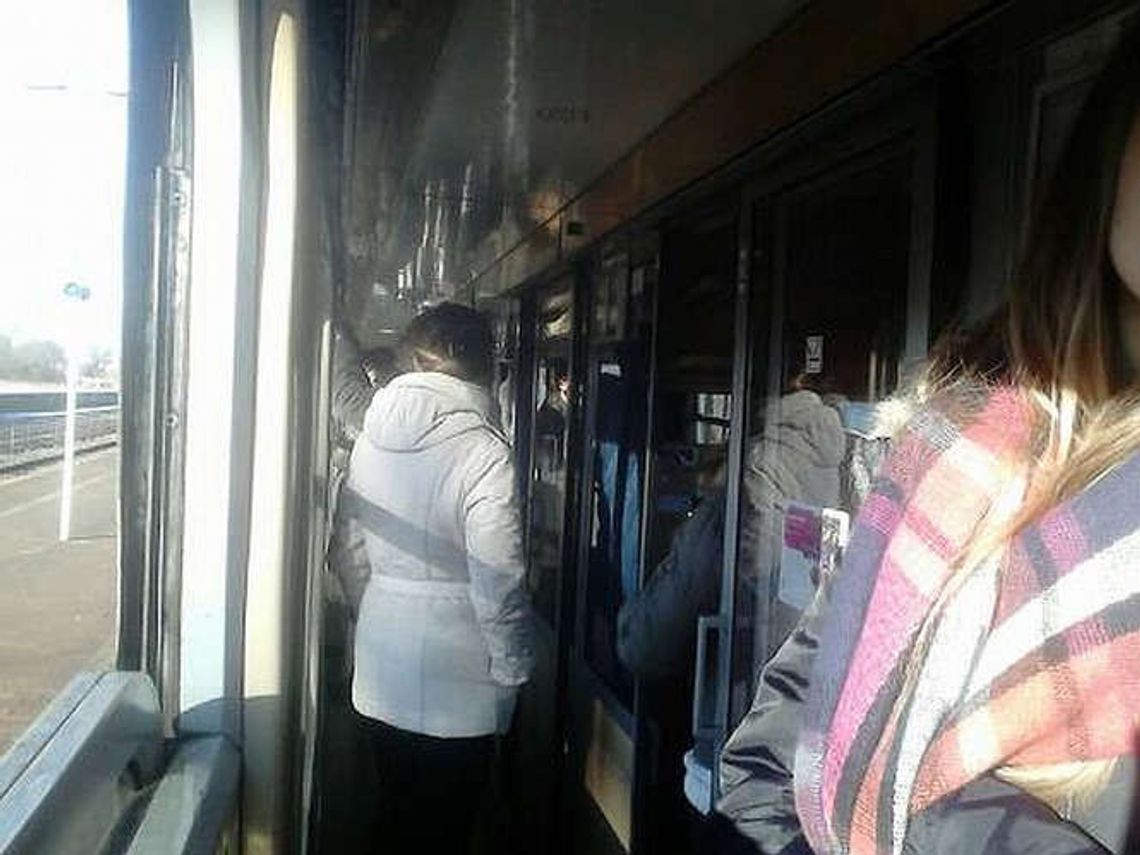 Nerwy i spore opóźnienie. Pociąg z Lublina do Bydgoszczy utknął pod Puławami Nerwy i spore opóźnienie. Pociąg z Lublina do Bydgoszczy utknął pod Puławami