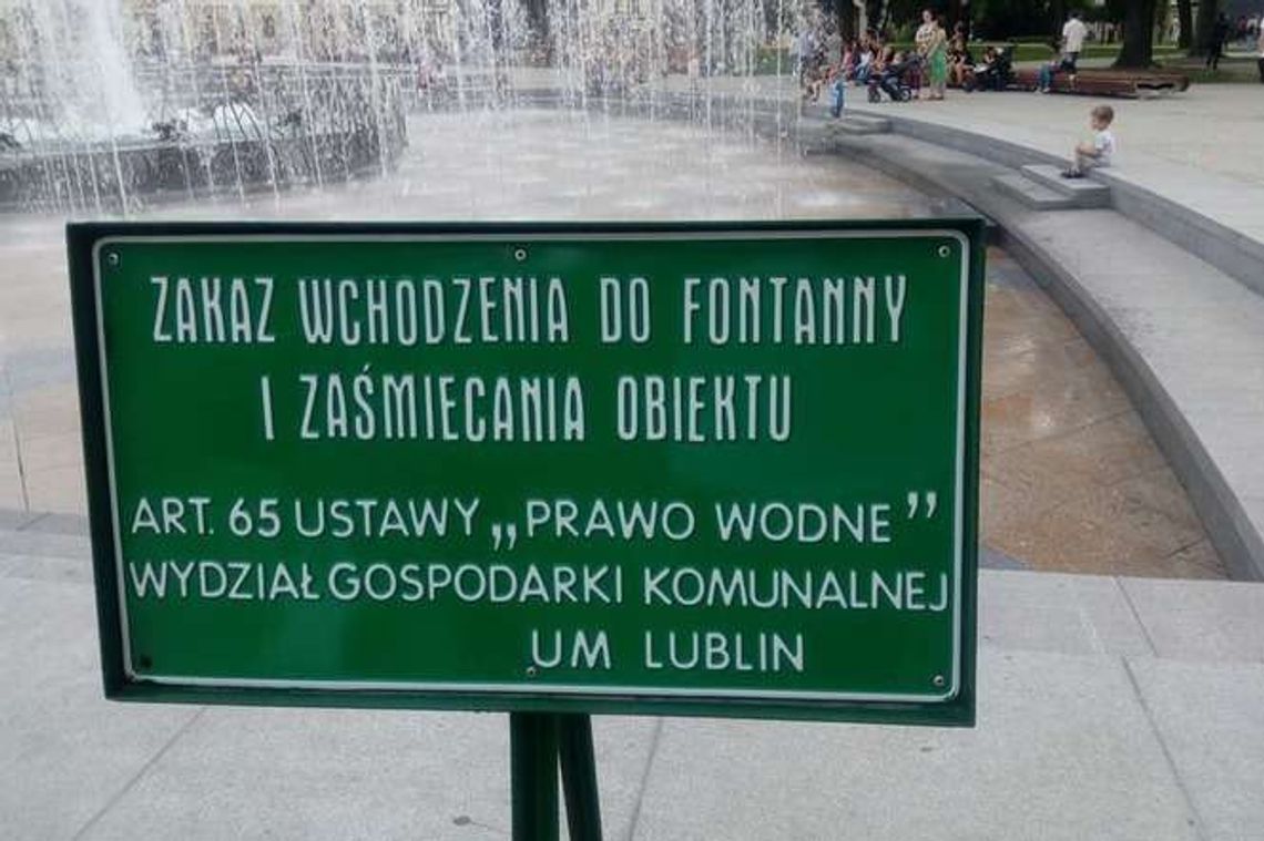 Nie będzie kar za wejście do fontanny na pl. Litewskim. Miasto ma wymienić tabliczki z zakazem Nie będzie kar za wejście do fontanny na pl. Litewskim. Miasto ma wymienić tabliczki z zakazem