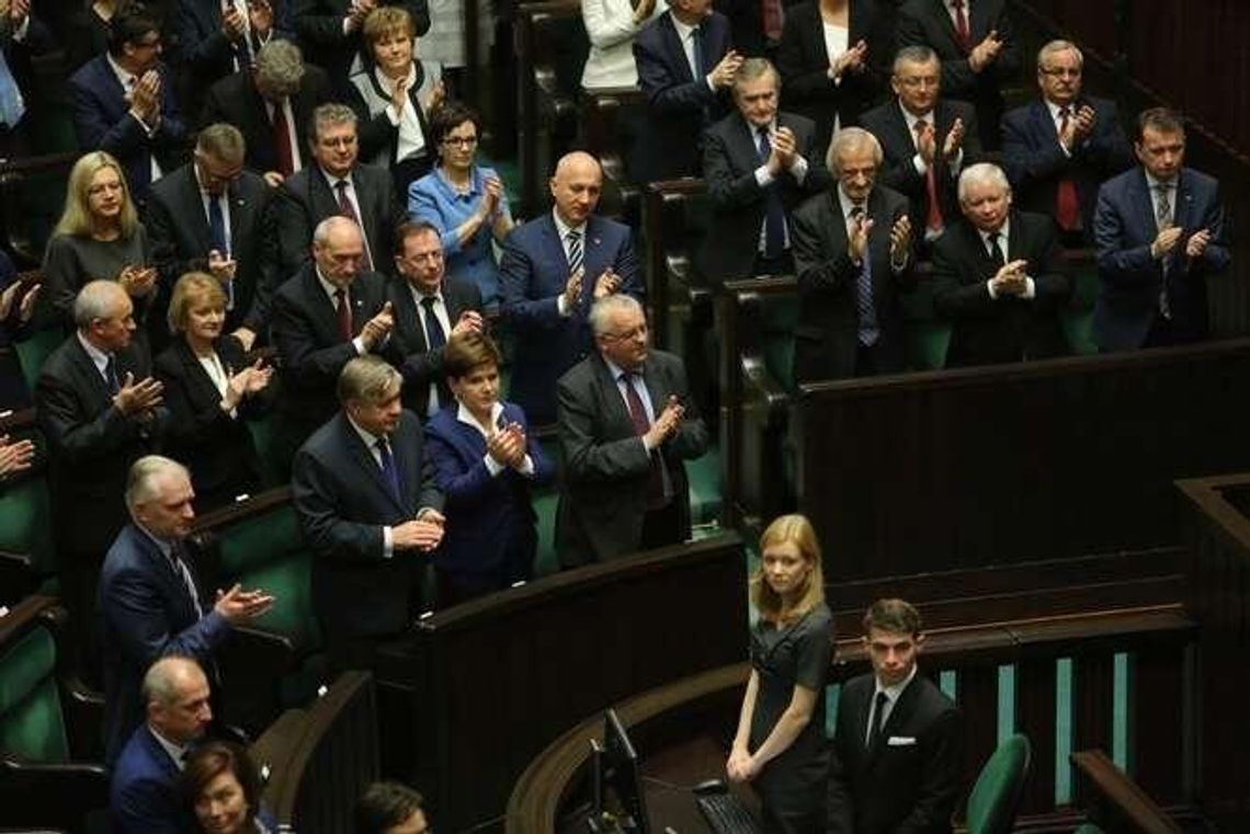 Nie będzie podwyżek dla polityków. PiS się wycofało po fali krytyki Nie będzie podwyżek dla polityków. PiS się wycofało po fali krytyki