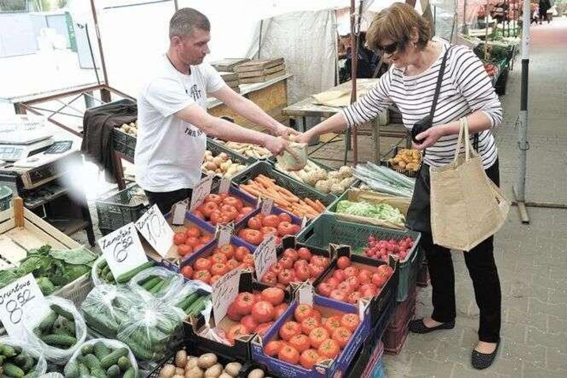 "Nie będziemy mieli z czego żyć". Miasto chce remontu targowiska, ale nikt nie rozmawiał z kupcami 