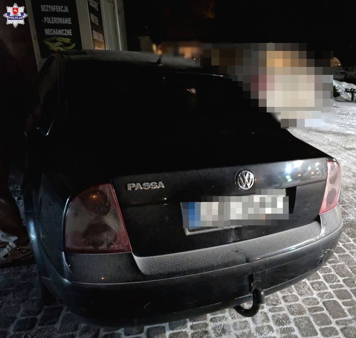 Volkswagen Passat po zdarzeniu drogowym – interwencja policji na ośnieżonym parkingu nocą.