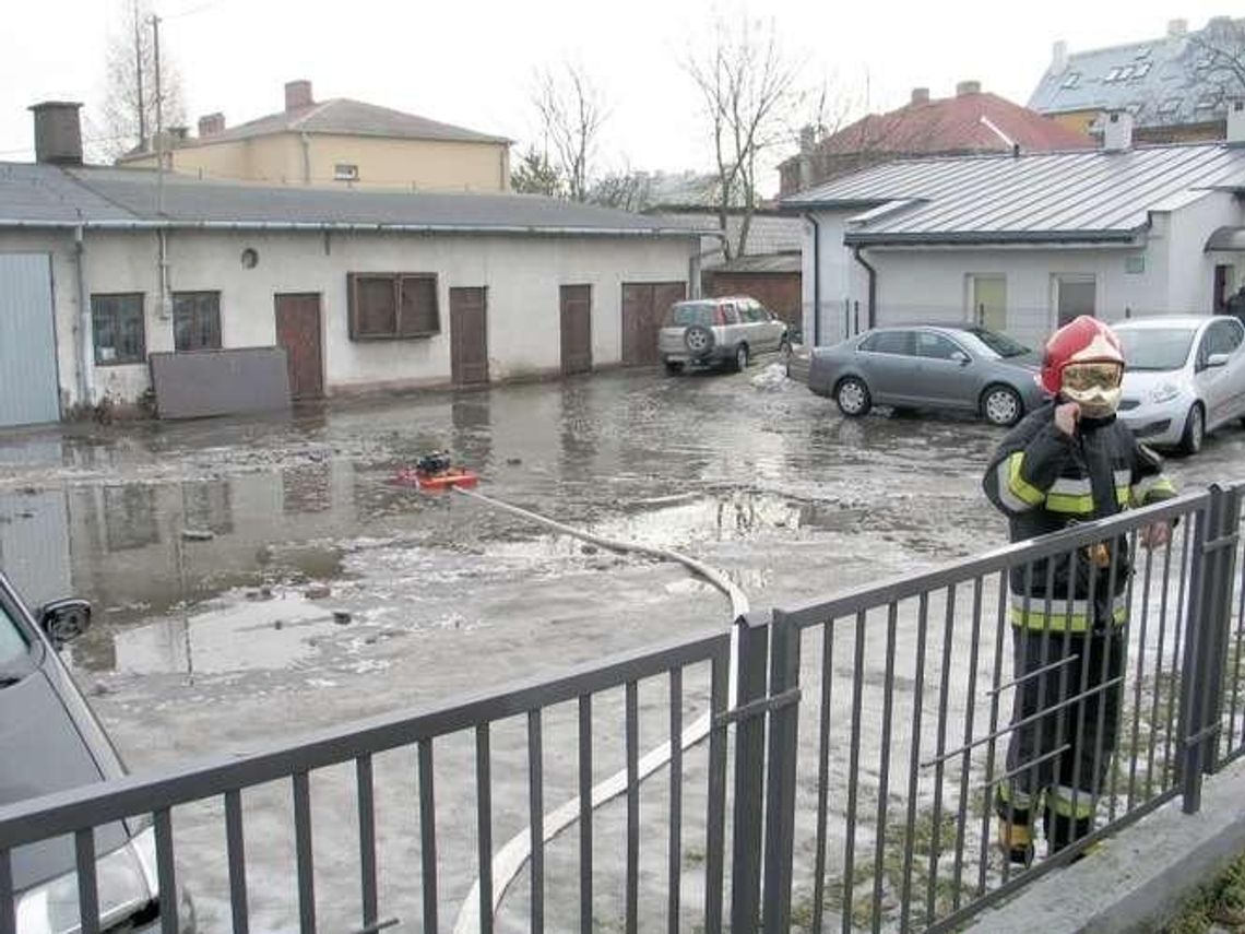 Nie było zimy, są podtopienia. Plac zamienił się w jezioro Nie było zimy, są podtopienia. Plac zamienił się w jezioro