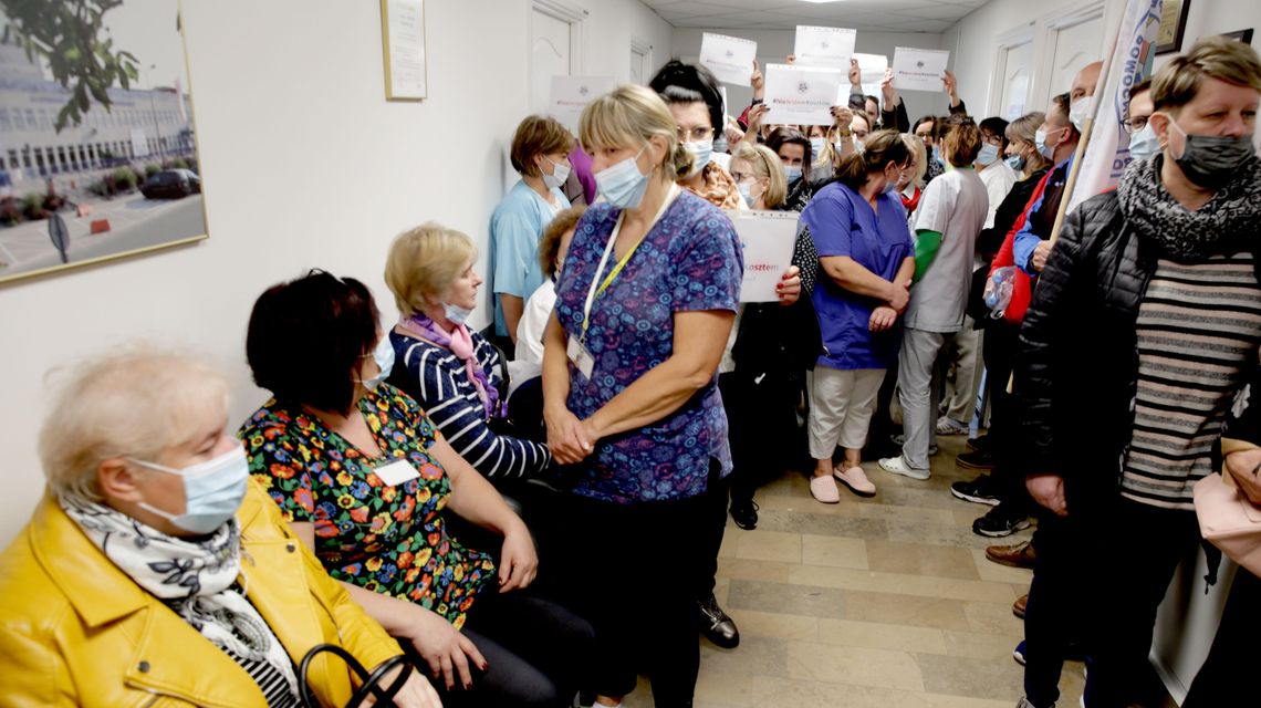 Nie chcą być traktowani jak koszt. 300 pracowników szpitala domaga się podwyżki Nie chcą być traktowani jak koszt. 300 pracowników szpitala domaga się podwyżki