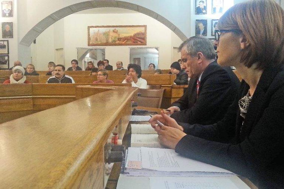 Nie chcą spalarni odpadów koło domów. Przyszli do Ratusza. "Niech będzie 10 km od miasta"