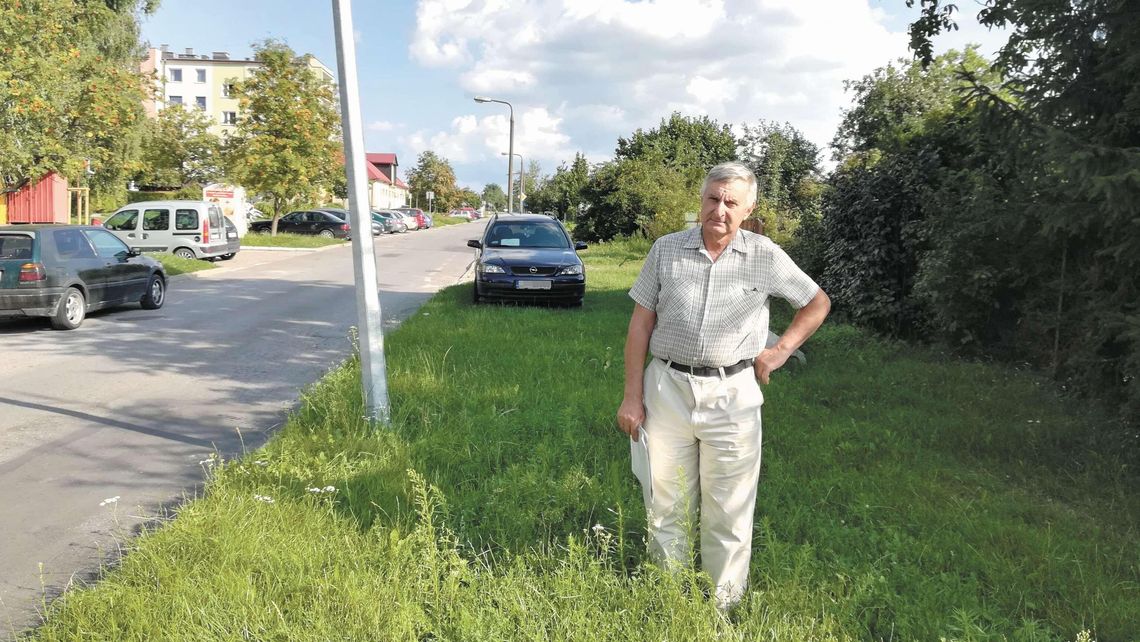 Nie chce parkingu koło swojego domu. Powbijał metalowe pręty