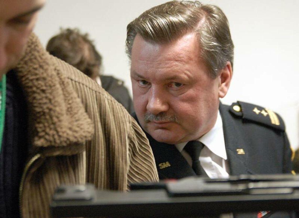 \"Nie chcę rozmawiać\". Były szef strażników uciekł dziennikarzom