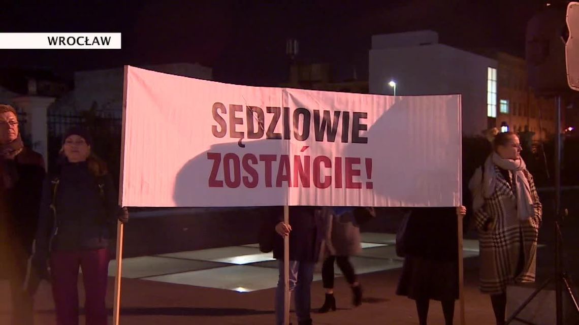 „Nie chcemy, żeby sędziowie byli gnębieni”. Protesty w wielu miastach w obronie sądownictwa „Nie chcemy, żeby sędziowie byli gnębieni”. Protesty w wielu miastach w obronie sądownictwa