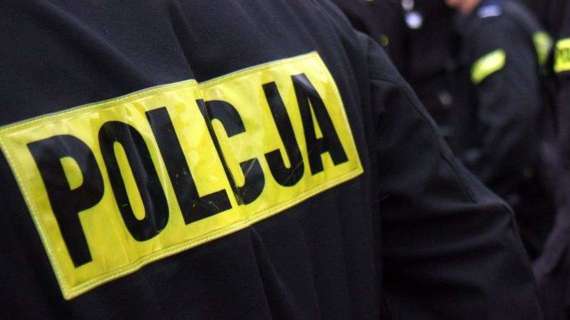 Nie chciał otworzyć, więc policjanci do niego zadzwonili. "Nie mogę rozmawiać, bo psy pukają do drzwi"