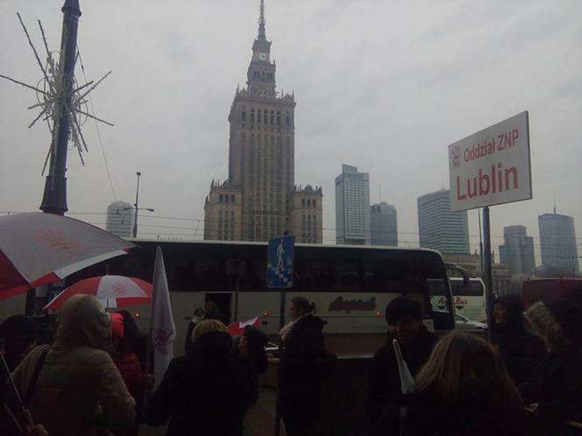 "Nie dla chaosu w szkole". Nauczyciele jadą na manifestację do Warszawy