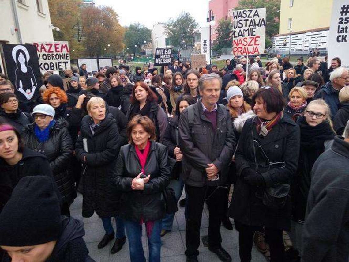 „Nie dla przemocy i pogardy wobec kobiet!" Czarny protest w Lublinie (zdjęcia) „Nie dla przemocy i pogardy wobec kobiet!" Czarny protest w Lublinie (zdjęcia)