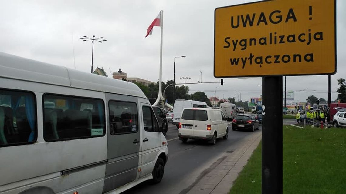 Nie działają światła na rondzie Dmowskiego. Ile potrwa naprawa?