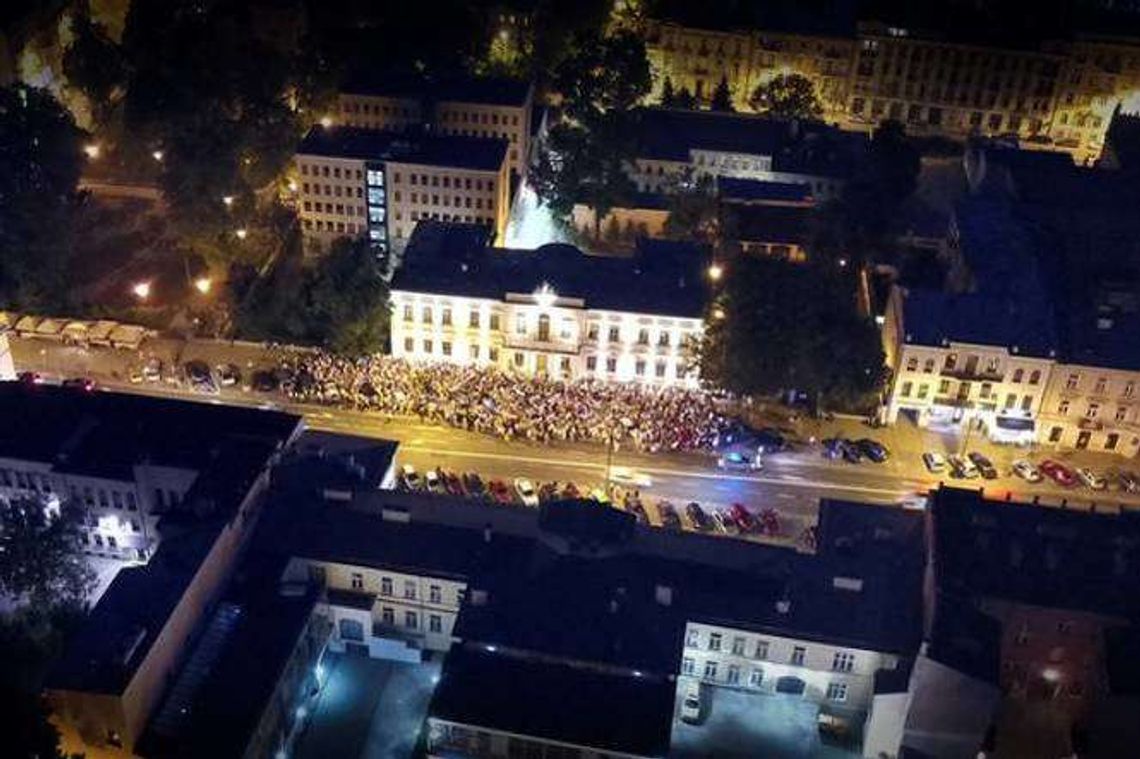 "Nie kokietuj, tylko wetuj!". Kolejna manifestacja przed sądem w Lublinie "Nie kokietuj, tylko wetuj!". Kolejna manifestacja przed sądem w Lublinie