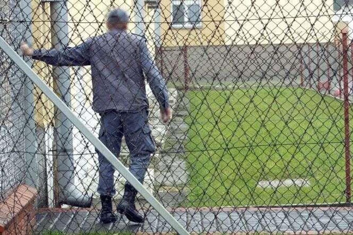 "Nie kradłem, tylko pożyczałem". Strażnik więzienny wydalony ze służby