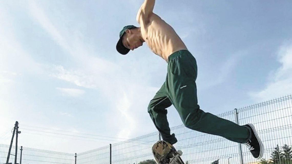 Nie ma jasności ani lamp. Deskorolkarze chcą korzystać ze skateparku, poparł ich radny