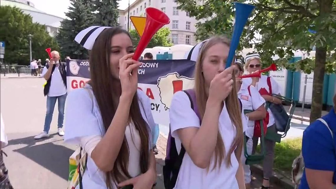 "Nie ma medyków, nie ma leczenia!" Protest pielęgniarek i położnych przed Sejmem "Nie ma medyków, nie ma leczenia!" Protest pielęgniarek i położnych przed Sejmem
