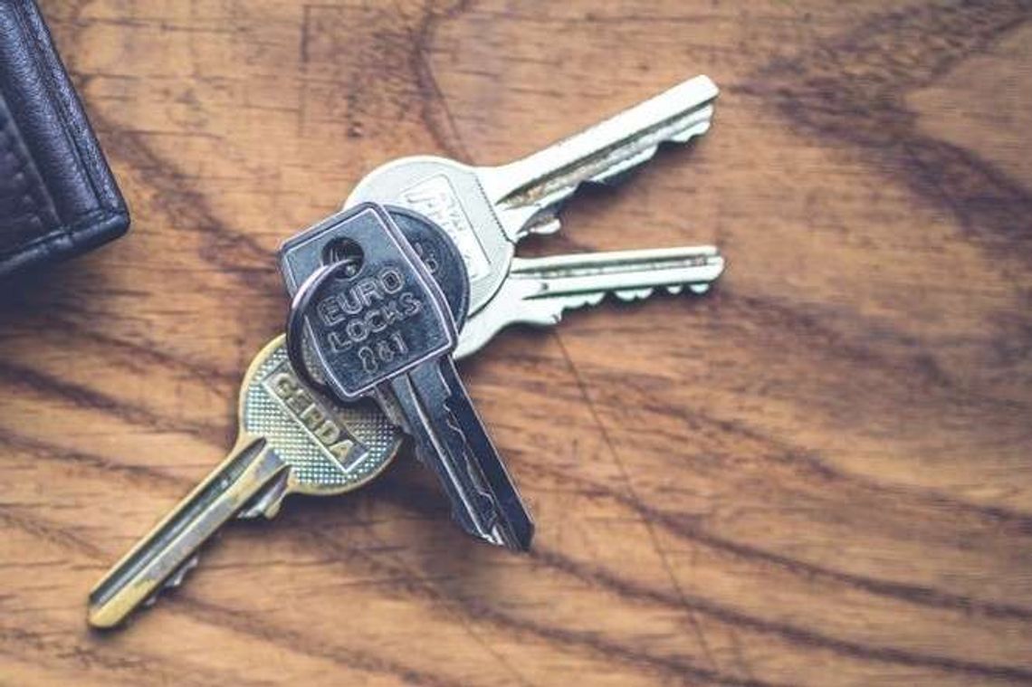 Nie ma mieszkań socjalnych, więc mieszkają w szkole