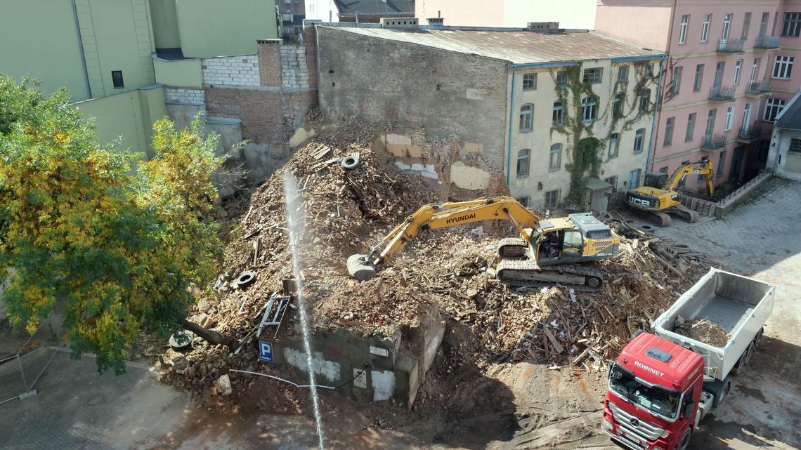 Nie ma zagrożenia dla budynku Teatru im. Osterwy. Obok trwają prace rozbiórkowe Nie ma zagrożenia dla budynku Teatru im. Osterwy. Obok trwają prace rozbiórkowe