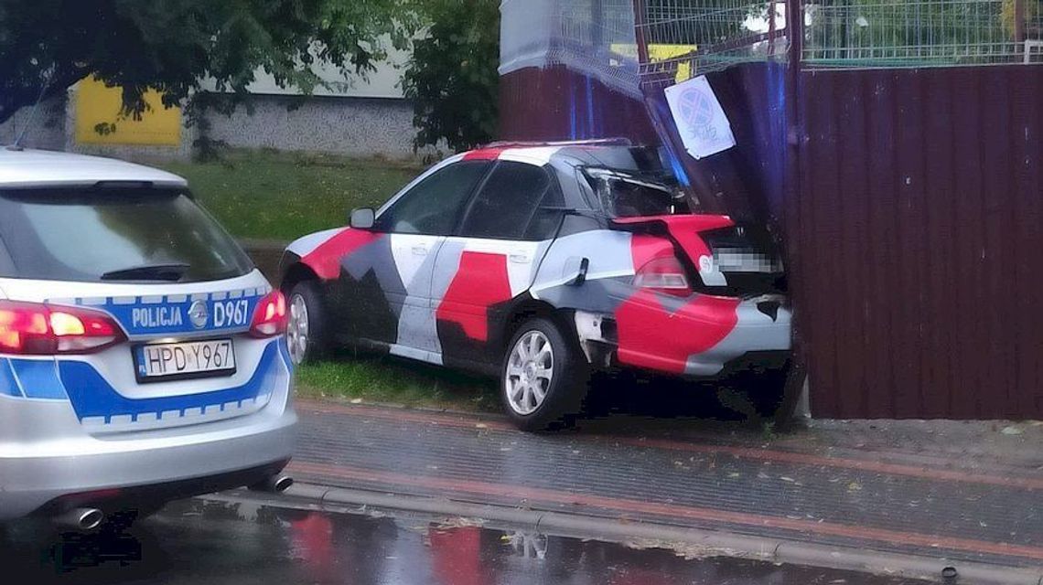 Nie miał prawa wsiadać za kółko, ale honda wjechała w wiatę śmietnikową w Łukowie Nie miał prawa wsiadać za kółko, ale honda wjechała w wiatę śmietnikową w Łukowie