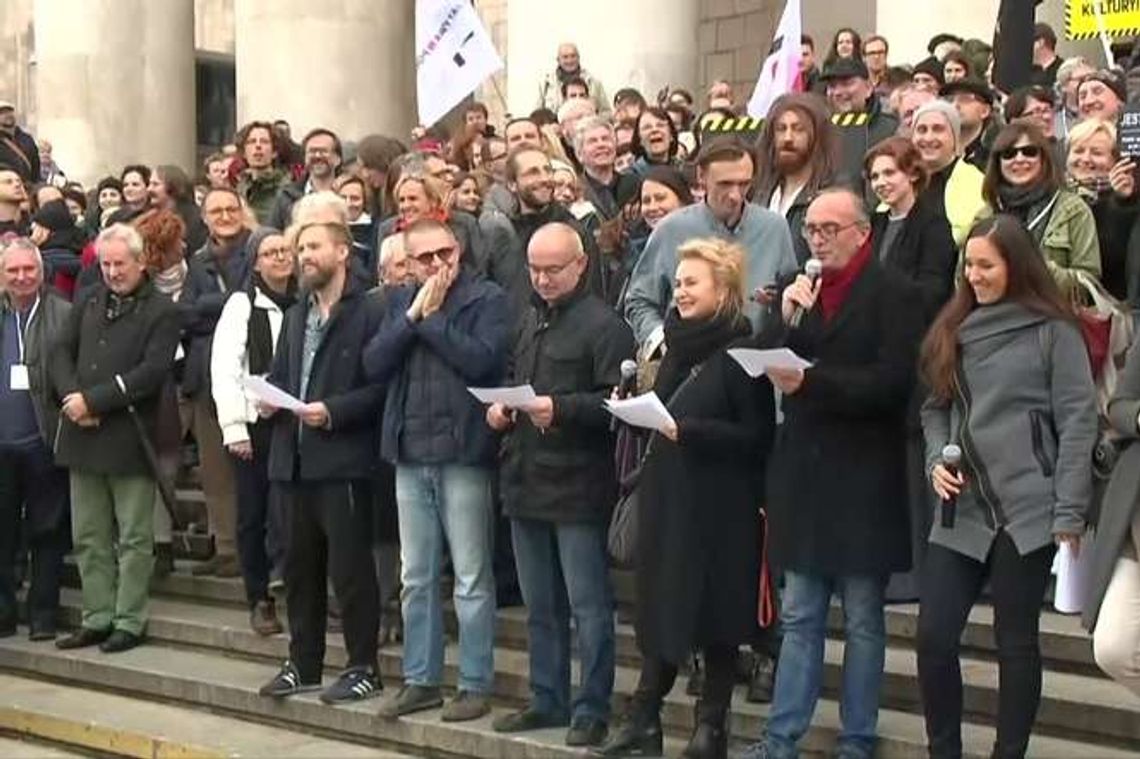 "Nie oddamy wam kultury". Protest artystów przed PKiN