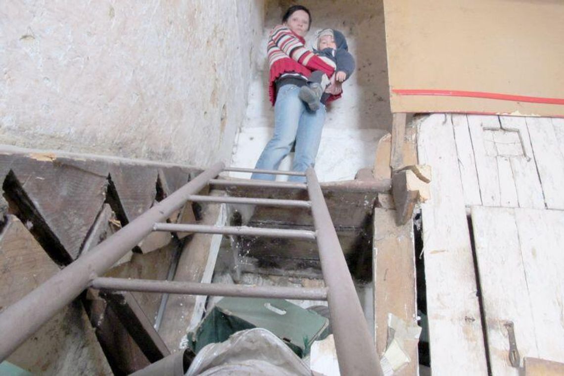 Nie płaciła. Za karę właściciel budynku porąbał jej schody