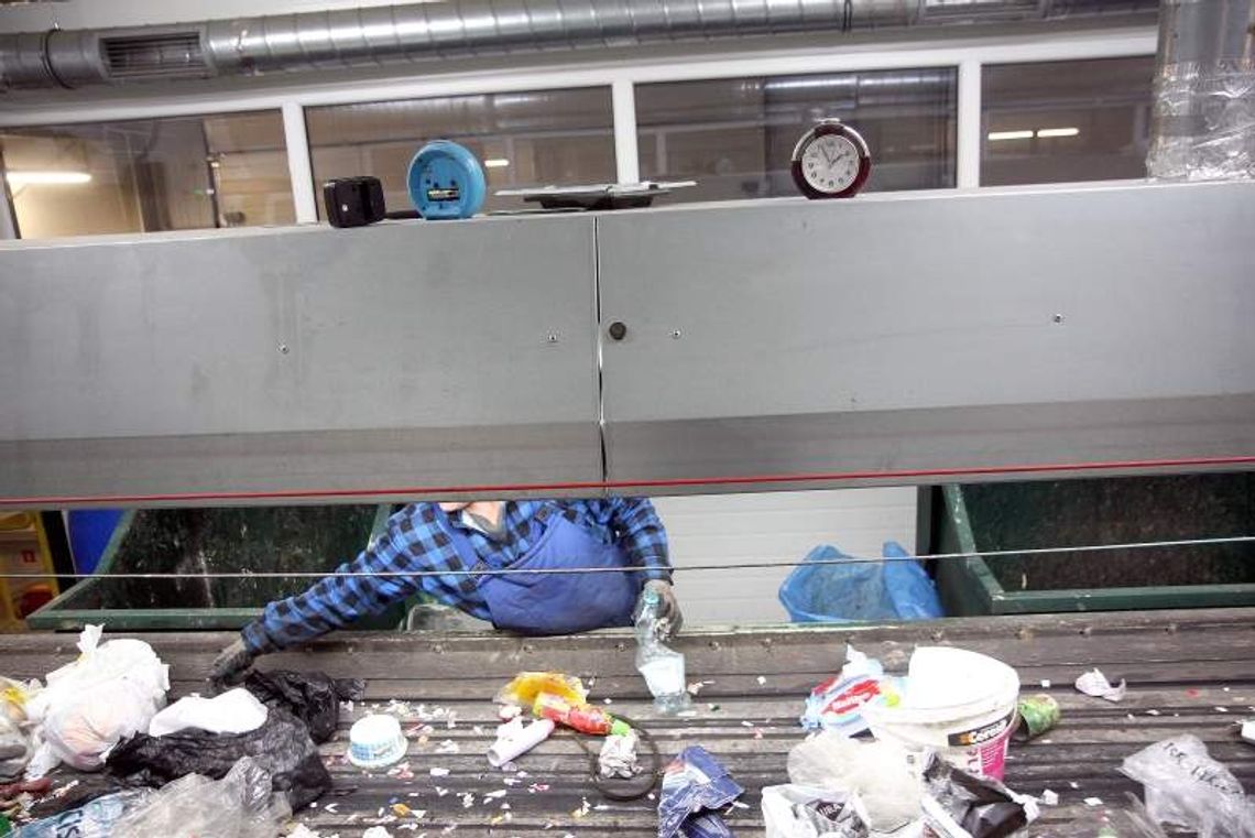 Nie płacisz za wywóz śmieci? Skarbówka cię odwiedzi. Jak radzą sobie gminy z dłużnikami