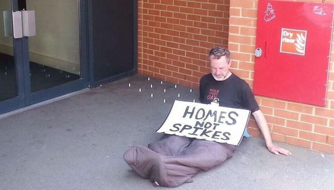 Nie tylko kolce na bezdomnych. Krytyka designu w Brain Damage Gallery