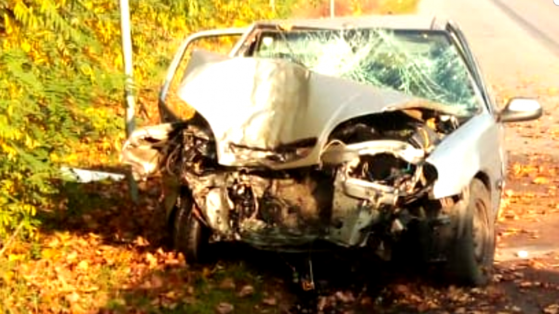 Nie ustąpiła pierwszeństwa, samochód uderzył w drzewo