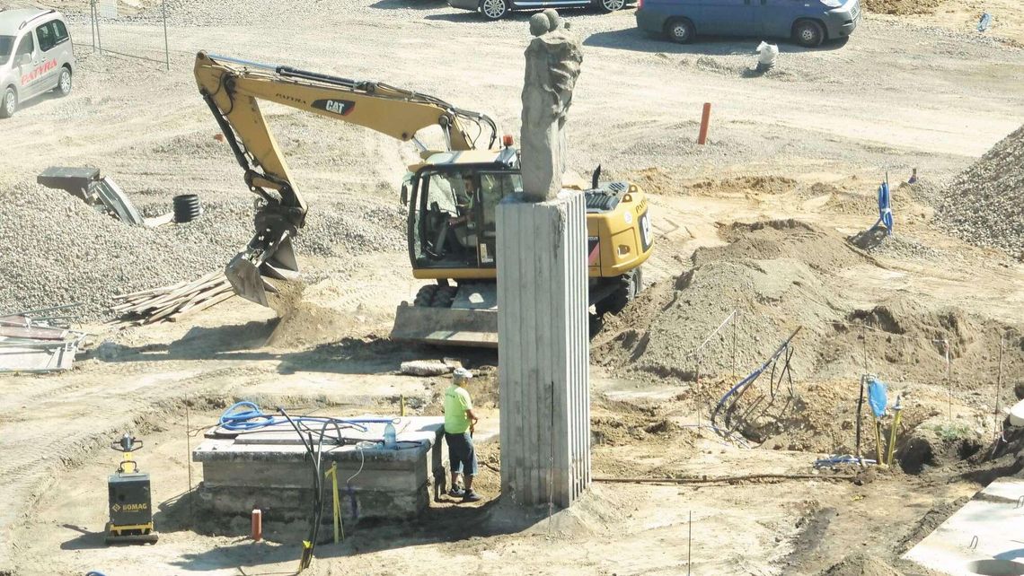 Nie usuną figur z pomnika, ale zmienią napis. Przez ustawę dekomunizacyjną Nie usuną figur z pomnika, ale zmienią napis. Przez ustawę dekomunizacyjną