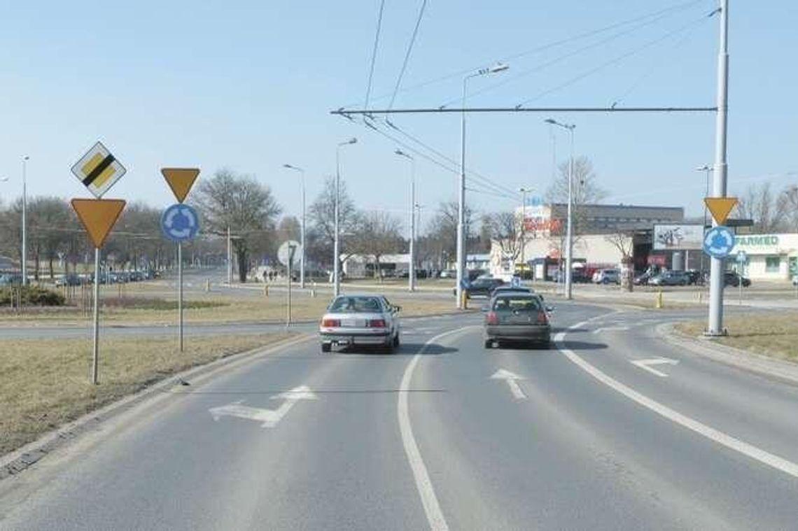Nie włączył lewego kierunkowskazu przed wjazdem na rondo i oblał egzamin. Wygrał w sądzie