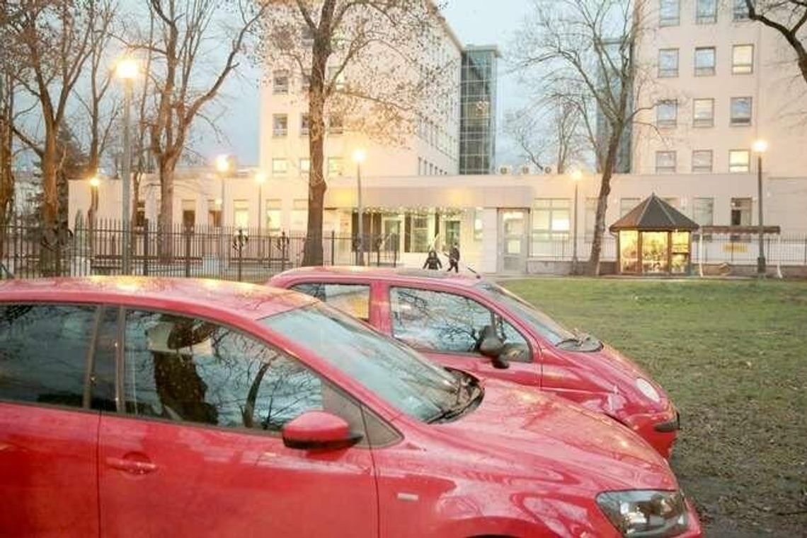 Nie wszędzie dostaje się mandat za parkowanie na trawniku. Tutaj pozwolił proboszcz