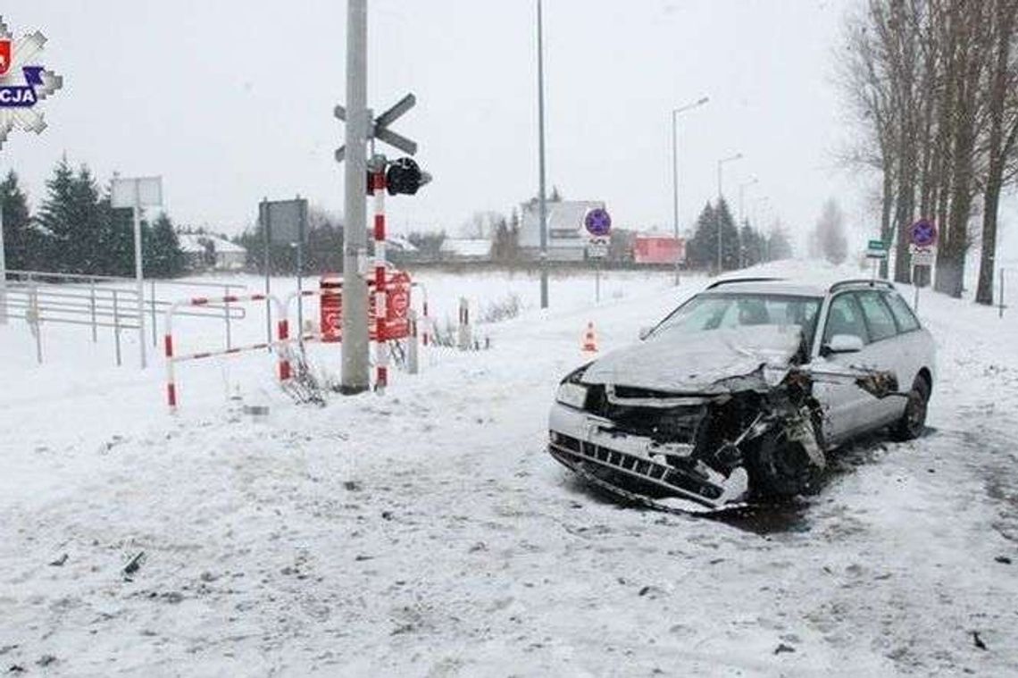 Nie wyhamował przed przejazdem kolejowym. Wjechał pod pociąg 