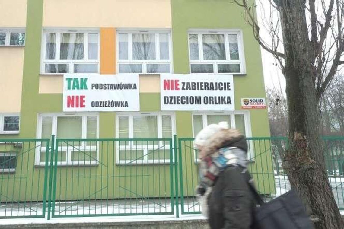 "Nie zabierajcie dzieciom Orlika". Nauczyciele przeciwko przeprowadzce szkół "Nie zabierajcie dzieciom Orlika". Nauczyciele przeciwko przeprowadzce szkół