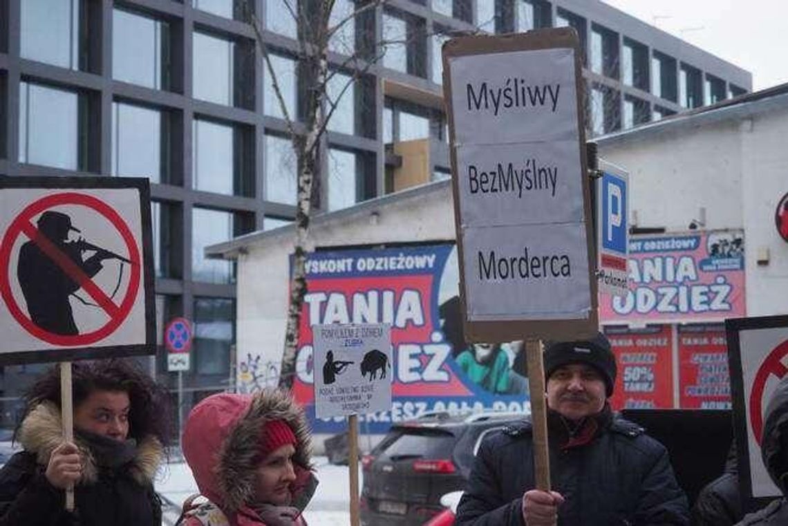 "Nie zabijaj". Protest przed siedzibą myśliwych w Lublinie. Jest odpowiedź [zdjęcia, wideo]