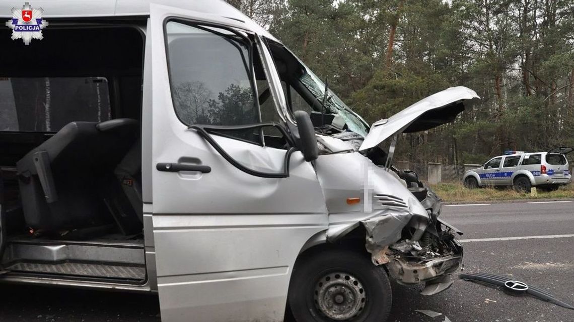 Nie zachował ostrożności i wjechał w jadącą przed nim ciężarówkę [zdjęcia]