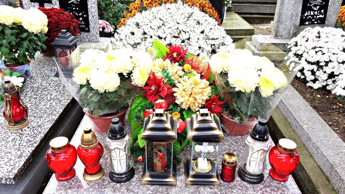 "Nie zalewajmy naszych cmentarzy sztucznymi kwiatami!" Ważny apel przed dniem Wszystkich Świętych