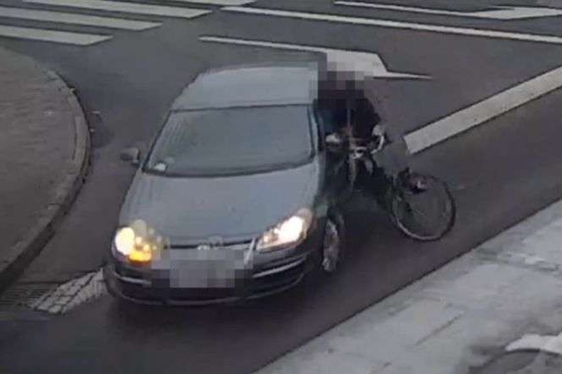 Nie zatrzymał się na "stopie" i potrącił rowerzystkę. Zobacz nagranie z wypadku Nie zatrzymał się na "stopie" i potrącił rowerzystkę. Zobacz nagranie z wypadku