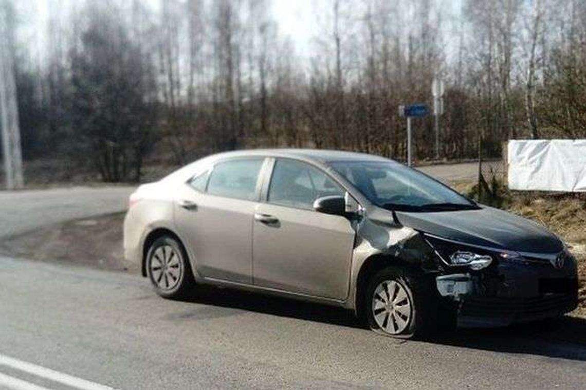 Nie zatrzymała się na "stopie". Wjechała wprost pod toyotę 