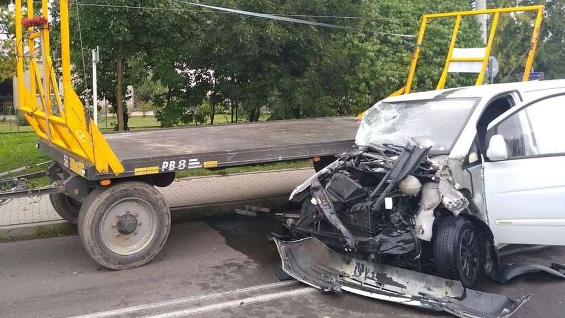 Nie zatrzymała się na znaku "Stop". Wjechała w przyczepę