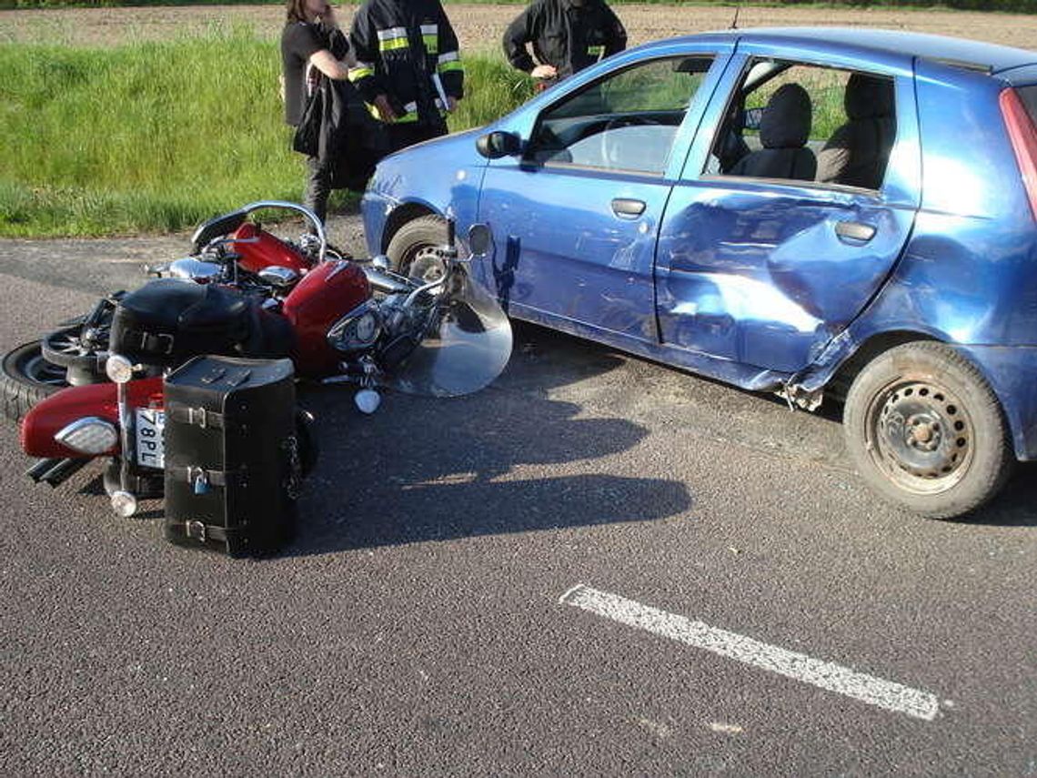 Nie zauważył, że jest wyprzedzany. Zderzył się z motocyklem