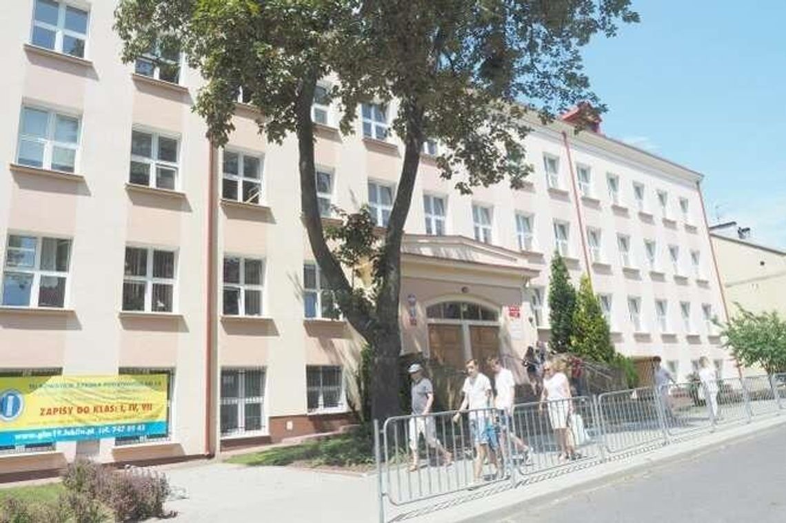 Nie zdali w gimnazjum, cofną się do podstawówki. "Dla syna to dramat!" Nie zdali w gimnazjum, cofną się do podstawówki. "Dla syna to dramat!"